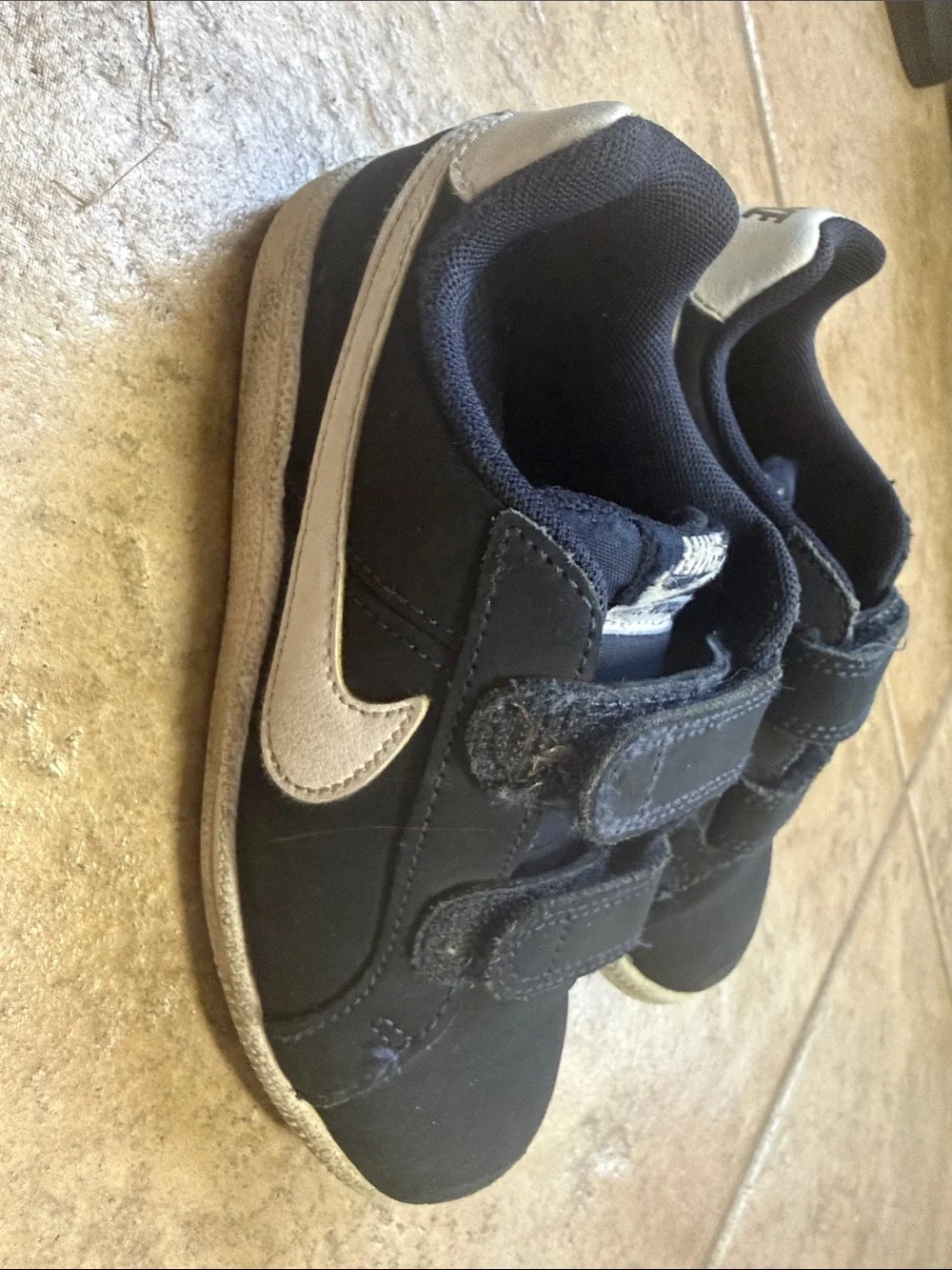 Nike Kids Velcro Sneakers in Navy